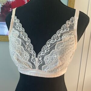 Understance/NWOT Delicate Lace Bralette in Soft Cream